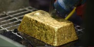 Precio del oro rompe récord histórico: supera los 4.100 dólares y sigue al alza