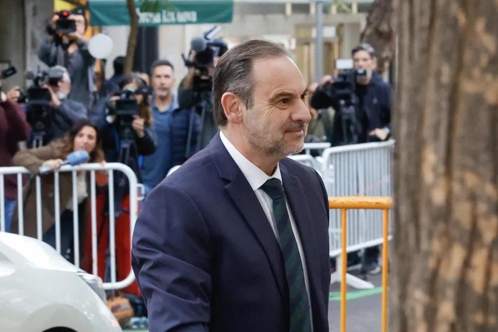 Ábalos afronta en el Supremo "a pecho descubierto" el interrogatorio por el dinero en metálico del PSOE y con temor de acabar en prisión