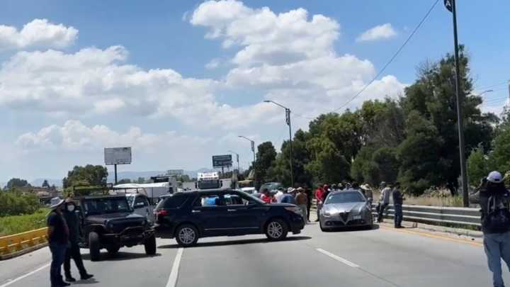 Caos Vial en Periférico de Puebla por Manifestación en el C5 de Cuautlancingo