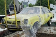 Enterraron un auto nuevo en 1975 y lo olvidaron bajo tierra: medio siglo después, este Chevrolet Vega volvió a nacer