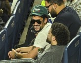 Bad Bunny permanece sentado durante ‘God Bless America’ en un juego de los Yankees