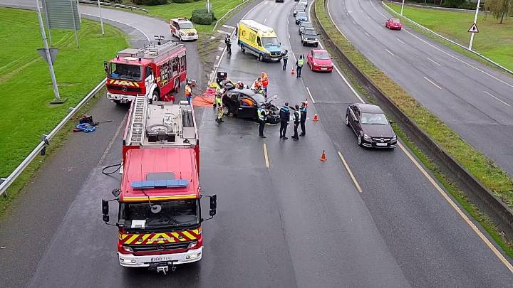 Atrapada una persona tras un accidente en Alfonso Molina que provoca grandes retenciones