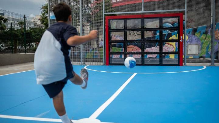 Una portería de fútbol interactiva: el nuevo uso para una plaza abandonada en Santa Cruz de Tenerife