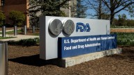 Nuevo medicamento para la menopausia para tratar los sofocos sin hormonas recibe aprobación de la FDA