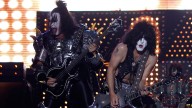 Kiss lanzó “Mistake”, una canción que estuvo décadas oculta y sorprendió por su estilo country