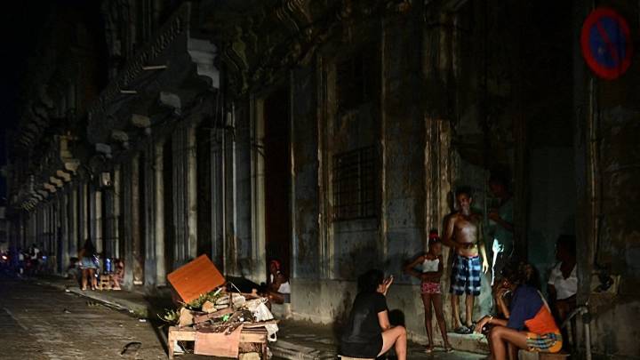 Cuba condena a seis personas por protestar "con ollas y sartenes" frente a una sede del régimen