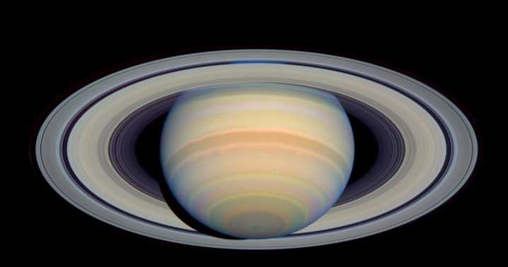 Hoy la Luna y Saturno se dan cita: vuelve el espectáculo de sus anillos