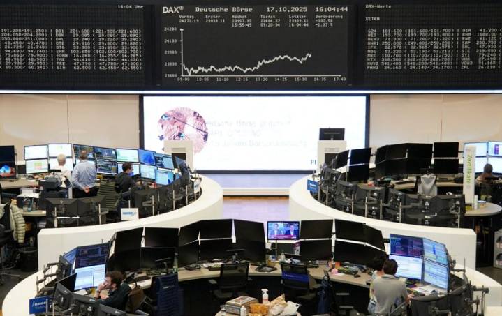 European shares climb nearly 1% on banks, defence rally