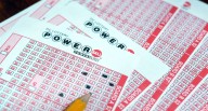 Números ganadores del Powerball de hoy, 20/10/2025: resultados y mira si salió el premio mayor de 304 millones de dólares