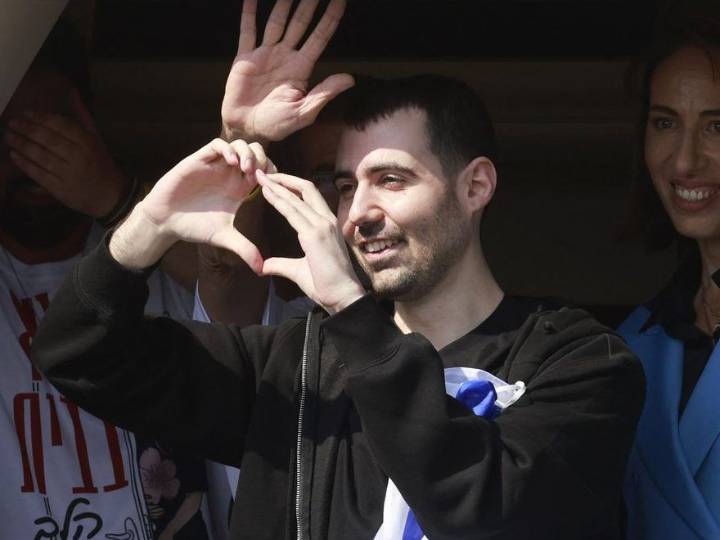 Living hostages, Palestinian prisoners released as part of ceasefire