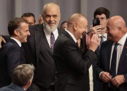 Macron y líder albanés bromean de la confusión de Trump por llevar paz
