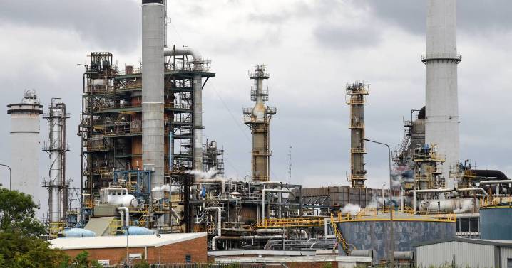 Lindsey Oil Refinery: Government 'being too quiet' on saving refinery, says council leader