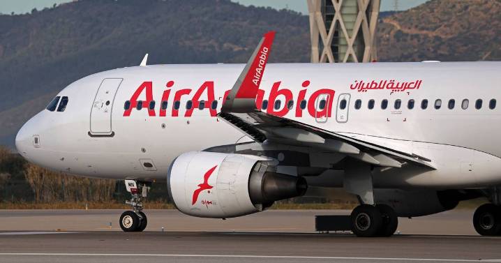 Budget airline plane plummets towards sea moments after take off