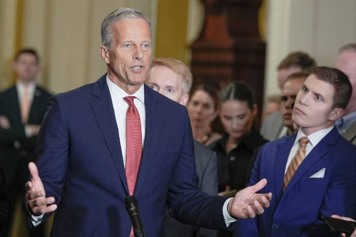 Thune dice que demócratas “sacrificaron al pueblo estadounidense”, pero asegura que “empezarán a quebrarse”
