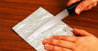 Adiós al afilador de cuchillos: el truco casero con papel aluminio que los deja como nuevos