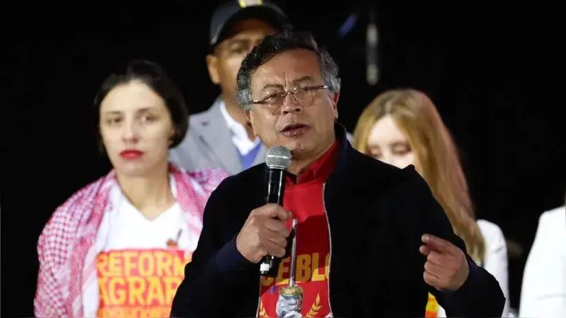 Petro acusa a Estados Unidos de cometer un "crimen de guerra" en ataques a lanchas con 14 muertos