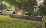 Pelearon, terminaron internados y sus familiares siguieron con la bronca en la plaza Belgrano