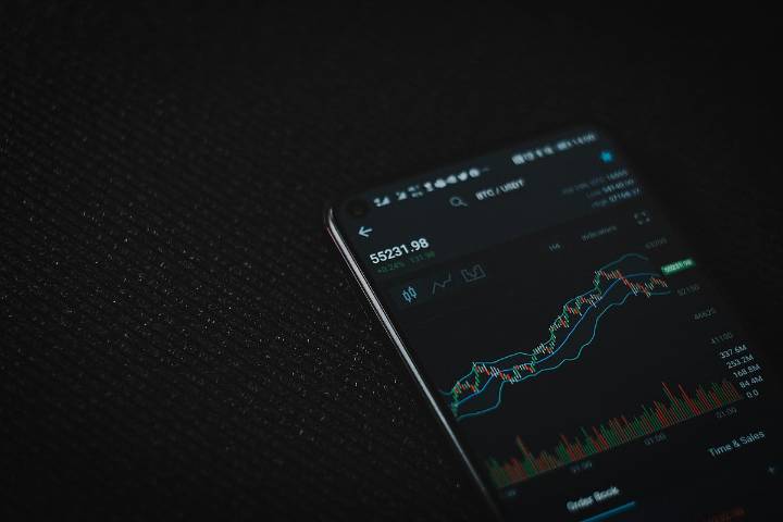 Making Money While You Sleep: Fund Manager's Unusual Insight Draws Surprise, Skepticism