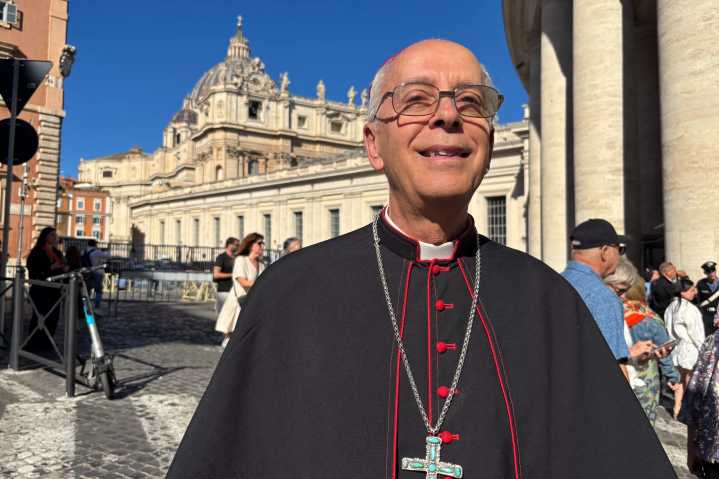Obispo de El Paso lleva al papa cartas desesperadas de migrantes afectados por medidas en EEUU