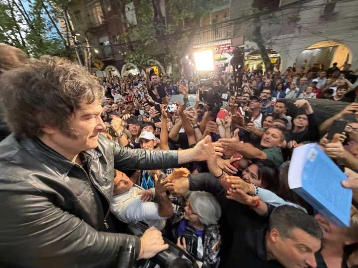 «Abrazamos la libertad o la barbarie de los Kirchner»: Javier Milei recorrió Tres de Febrero