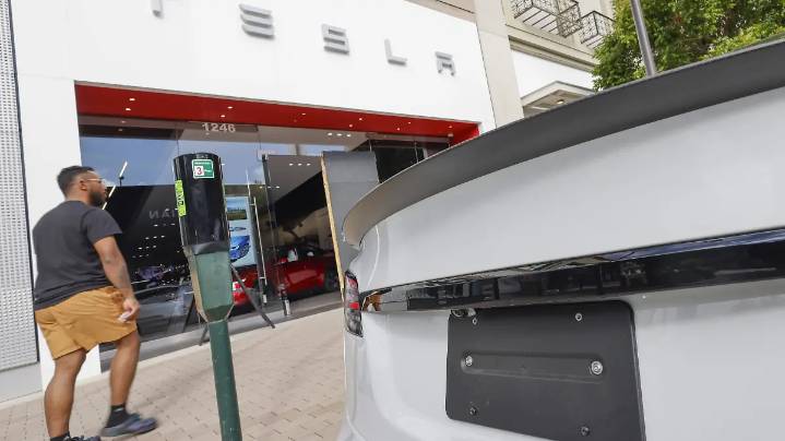 Investigan a Tesla por fallas en el sistema FSD de conducción semiautomática tras incidentes viales