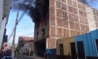 INFIERNO EN BARRIOS ALTOS: Incendio consume almacén en el Centro de Lima