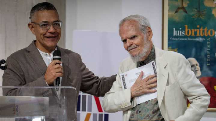 Luis Britto García recibe el Premio Alí Primera y es declarado Patrimonio Nacional por su legado literario y cultural