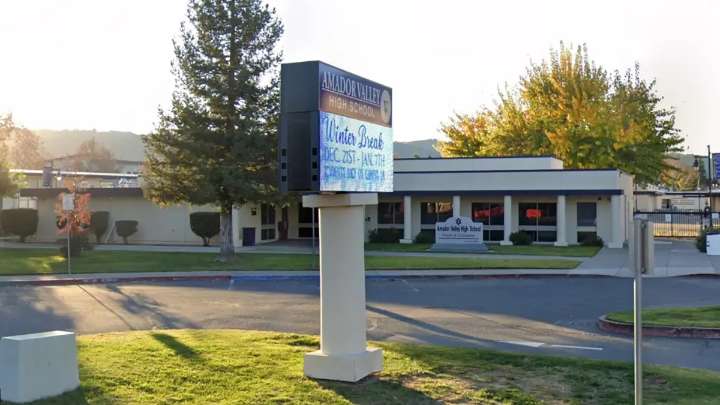 Director de colegio en La Vegas renunció tras presuntamente usar Grindr para contactar a un estudiante