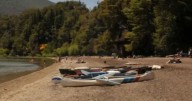 Heroico rescate en el lago Correntoso: cayeron al agua y casi se desvanecen por el frío en el Día de la Madre