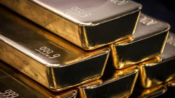 Gold rallies ₹1,950 to record high of ₹1,27,950 per 10g in Delhi