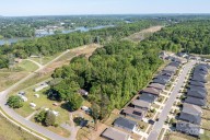 Tasas hipotecarias en descenso reactivan la demanda de compradores en Charlotte
