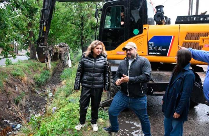 La intendente Fuentes supervisó el operativo de mantenimiento y limpieza del desagüe de Av. Aguirre