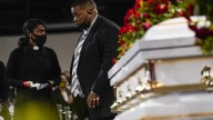 Un hombre finge su propio funeral para descubrir quién realmente se preocupa por él