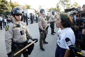US federal agent shoots Chicago motorist as protests spread