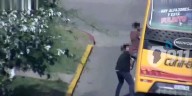 Video: le hicieron “piecito”, saltó por la ventana de un colectivo y robó un celular en Córdoba