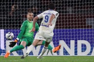 Dos argentinos brillaron. Un 9 goleador y una gran asistencia en el empate 3