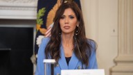 Aeropuertos se niegan a reproducir video de Kristi Noem culpando a demócratas del cierre del gobierno