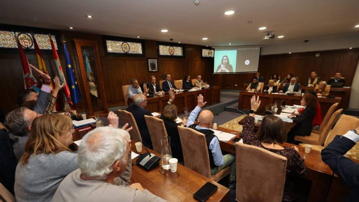 Los votos de PSOE y VOX tumban en el pleno el plan de arreglo de las piscinas de Ponferrada