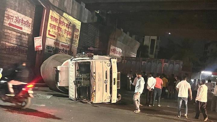 Pune: Two Injured After Speeding Truck Ploughs Into Multiple Vehicles Near Navale Bridge