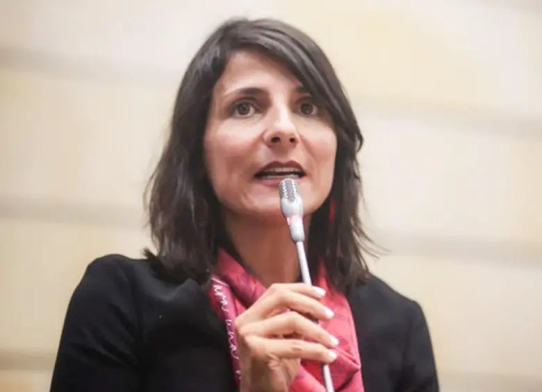 Ministra de Ambiente encargada enfrenta sanción por incumplir reglamentación de ley ambiental