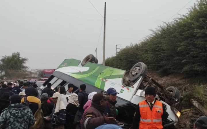 Ica: Bus que trasladaba trabajadores agrícolas se volcó en El Pedregal y dejó varios heridos