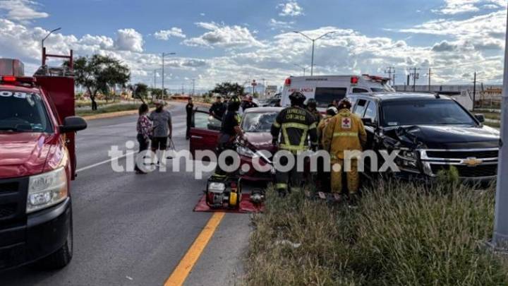 Aparatoso choque deja a mujer atrapada y herida rumbo a Aldama