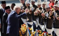 El bailecito de Donald: le puso onda al bajar del avión