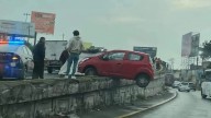 Choque en Paseo Tollocan deja un vehículo colgando del puente