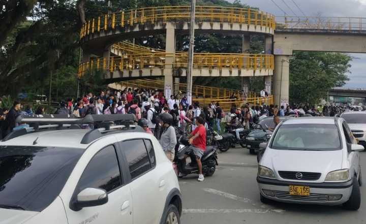 Estudiantes del SENA en Buga adelantan protesta por inconformidades