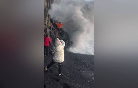 Todo por una foto: turista arriesga su vida en peligrosa playa de Islandia