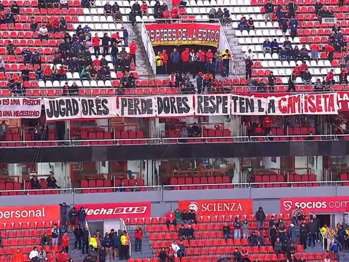Comida para perros, silbidos y bandera contra los jugadores: así recibió su gente a Independiente