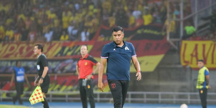 César Farías volvió a abrir polémica en América de Cali: lo calificó de “hervidero” tras su paso por 2024