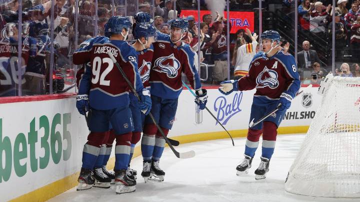 MacKinnon, Avalanche hold off Mammoth