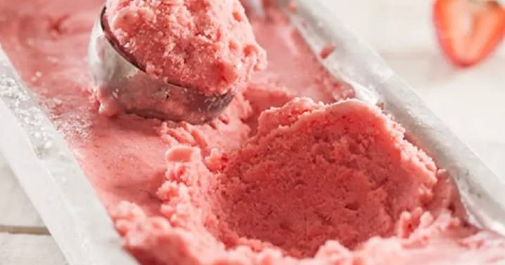 Helado hecho en casa con yogur, frutillas y miel